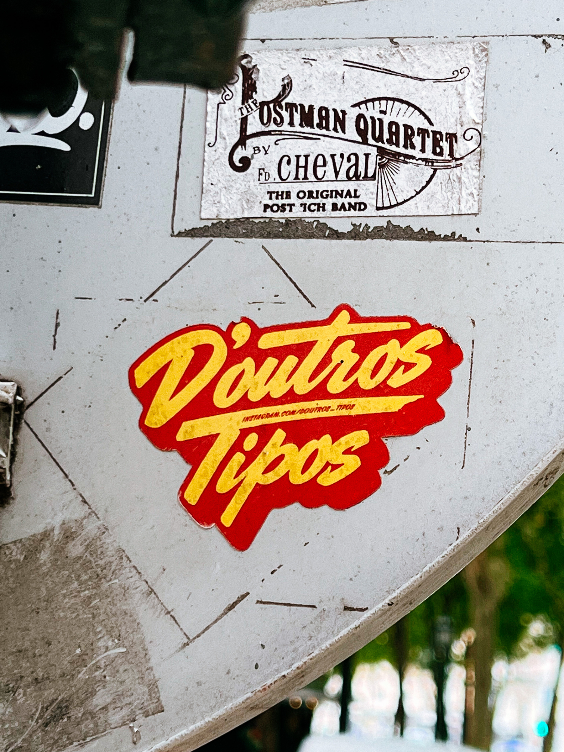 Sticker with the words “D’outros Tipos”. 