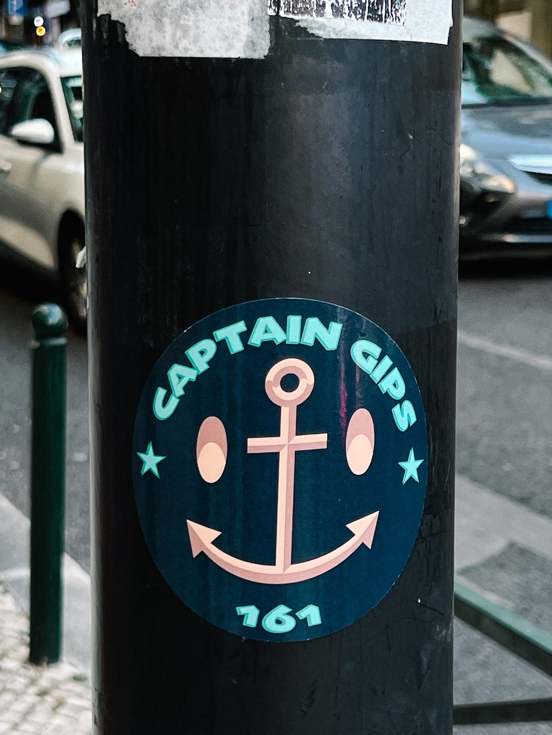 A sticker with the words “Captain Gips”, and an anchor with an eye on each side. 