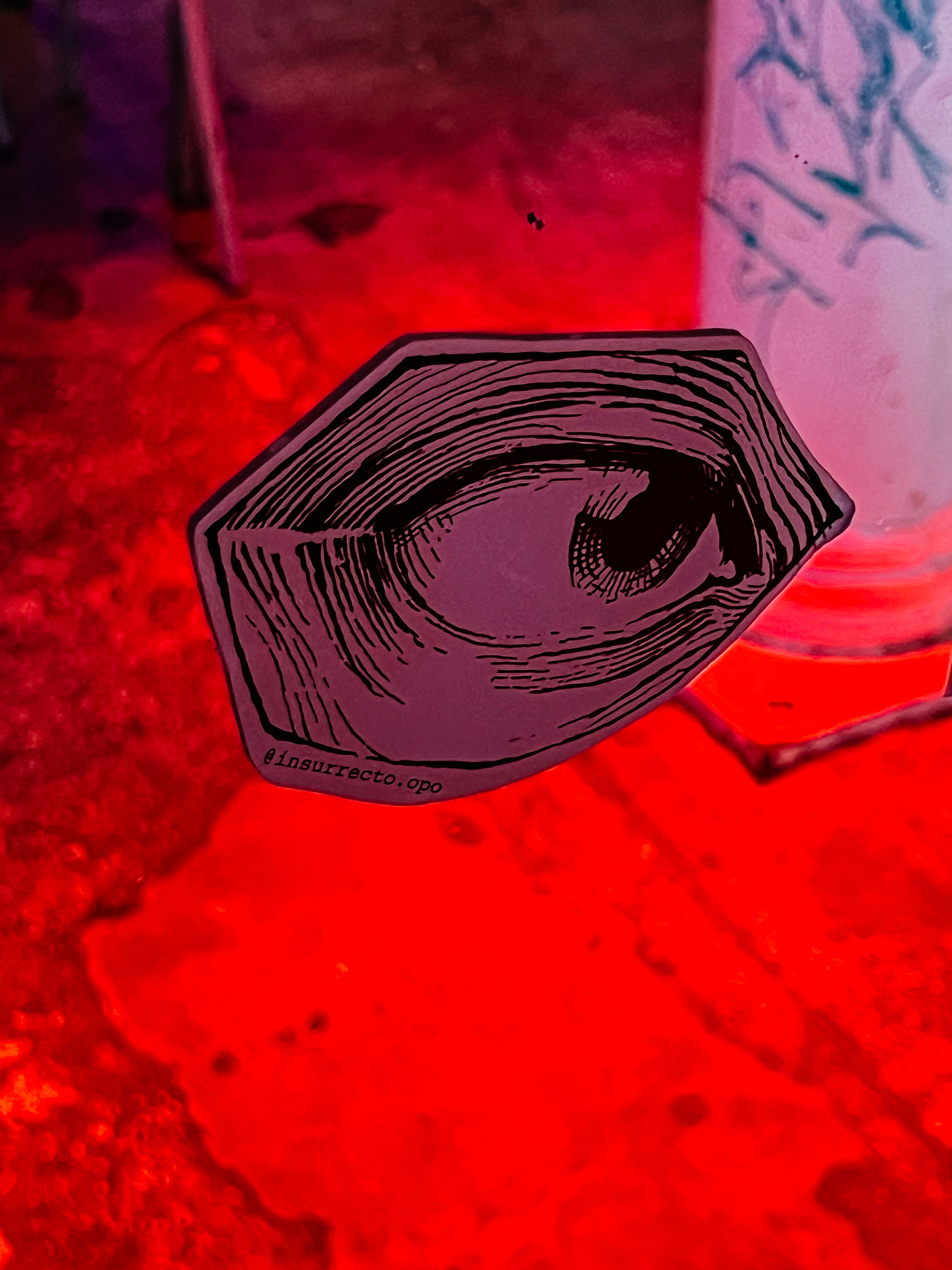 Sticker with the drawing of an eye. 