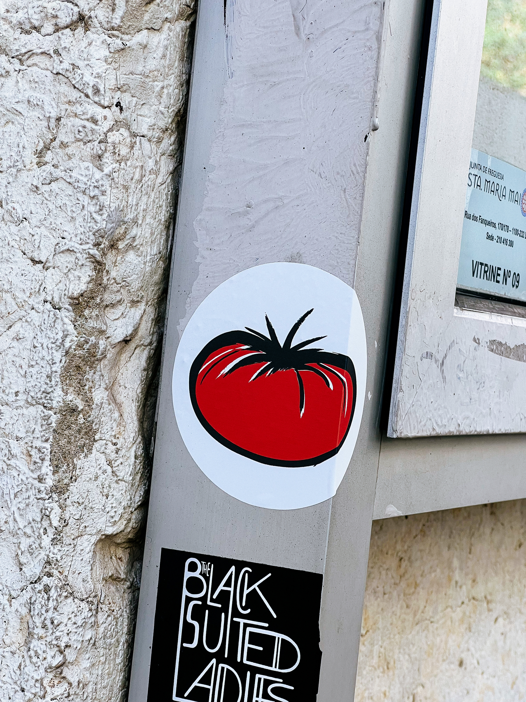 A tomato sticker.  That’s it. 